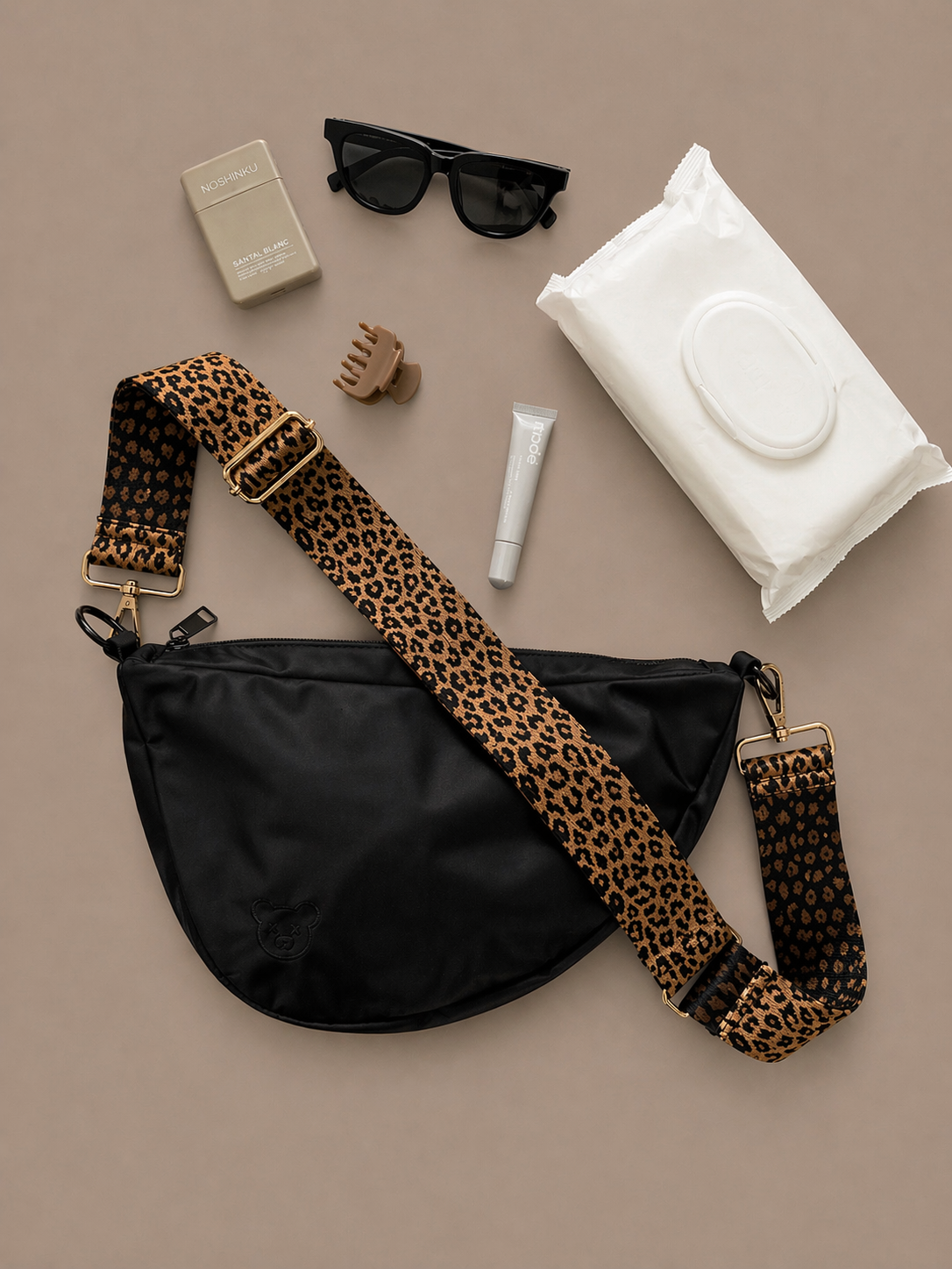 Citymouse® Classic Crossbody Diaper Bag Jet lifestyle closeup detail shot